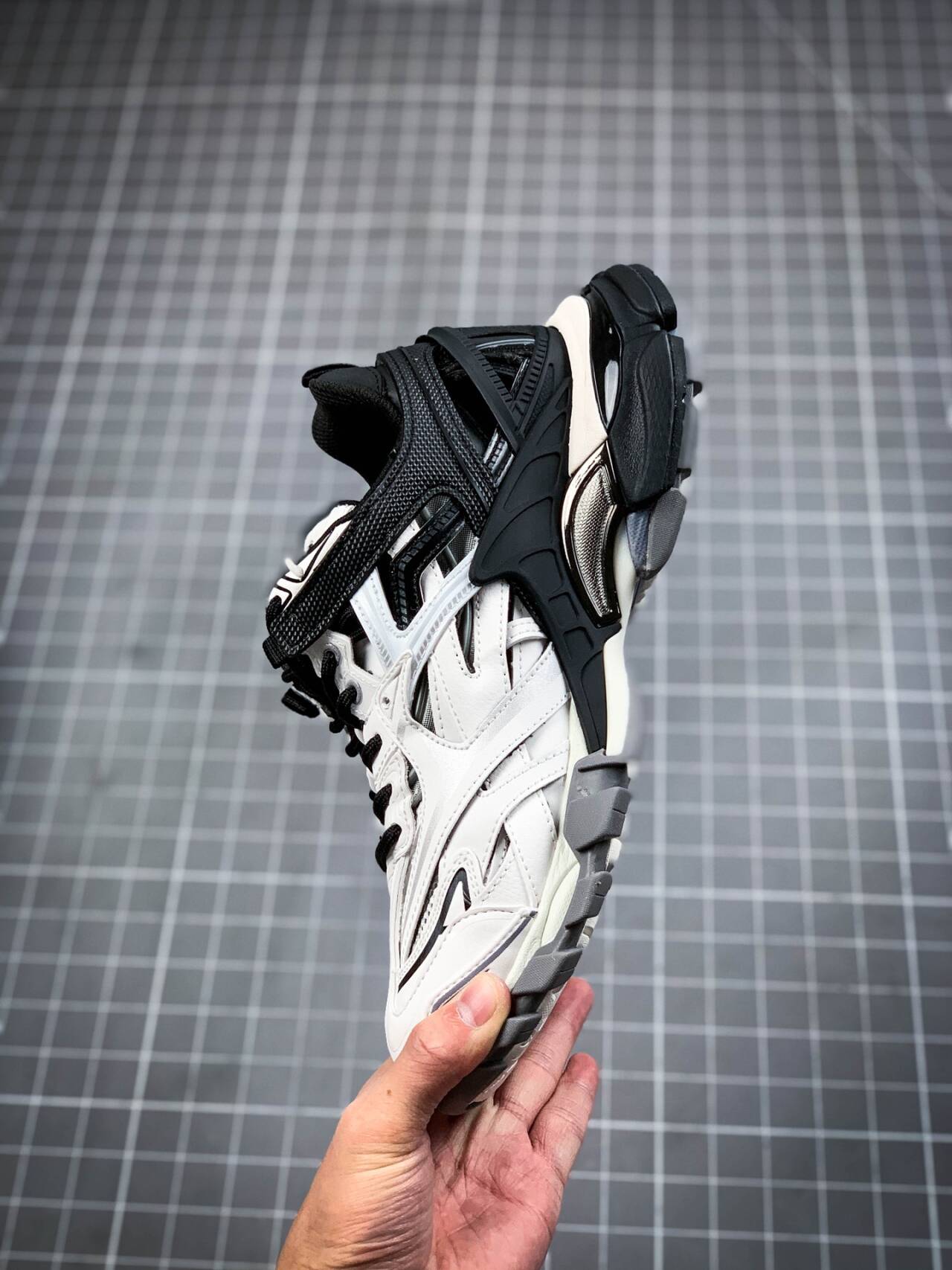 Balenciaga Track 2.0 568614W2GN31090