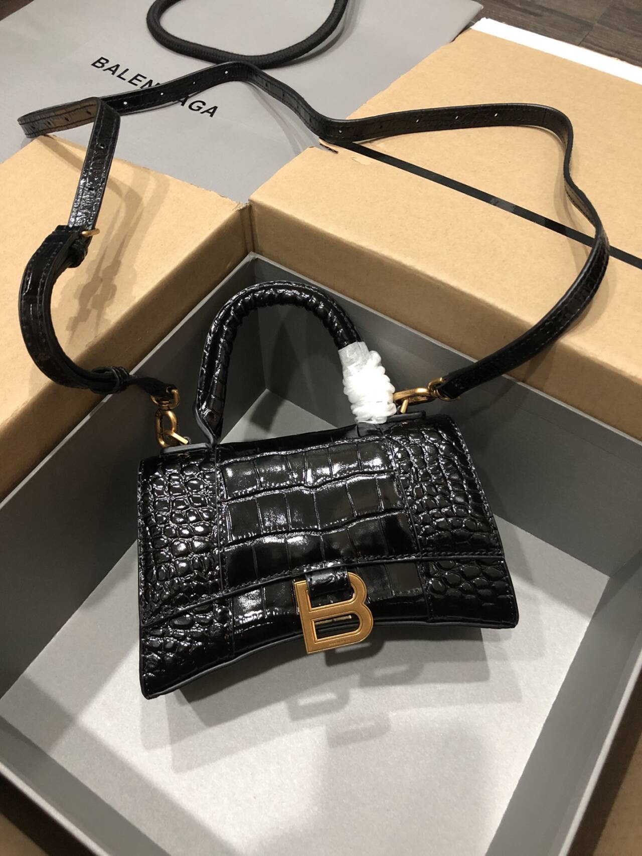 Balenciaga Hourglass 18  5928331LRGM1000