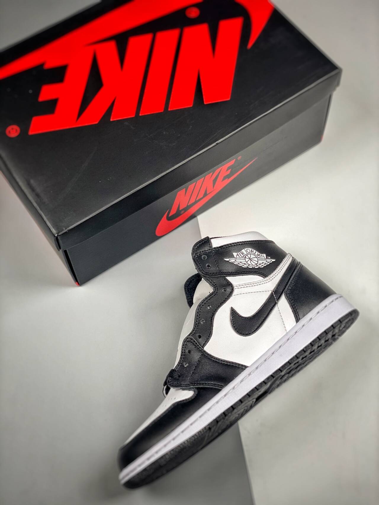 Air Jordan 1 Retro High OG ‘Black White' 555088-010