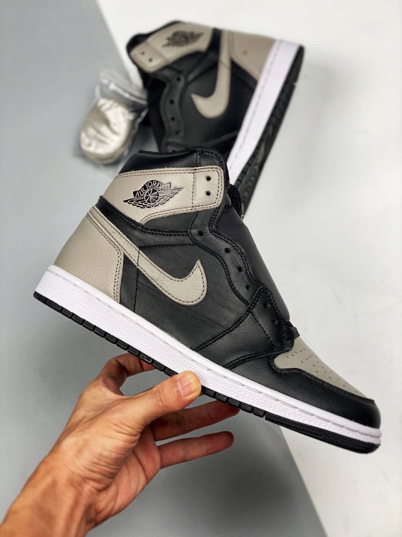 Air Jordan 1 Retro High OG ‘Shadow’ 555088-013