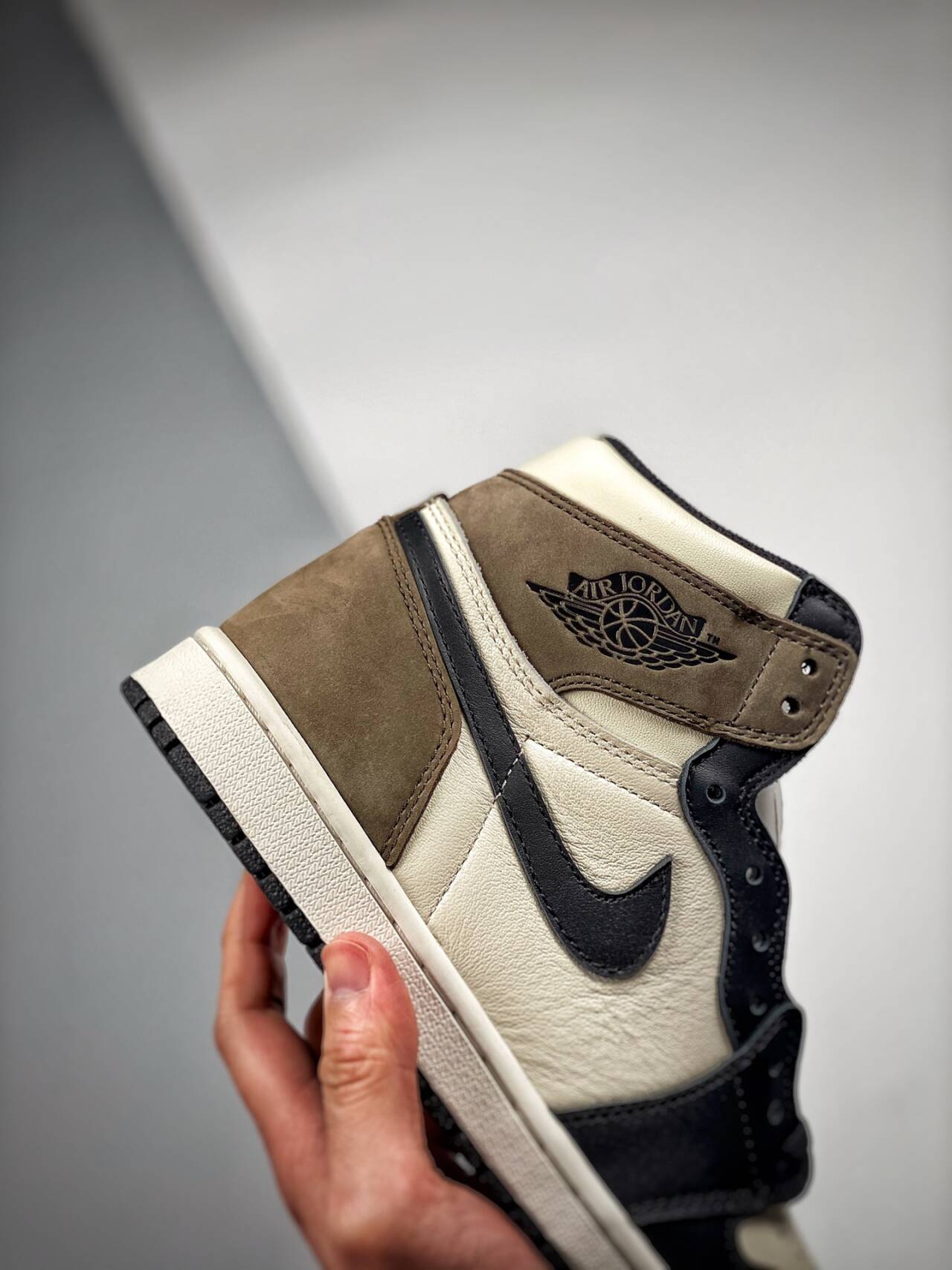 Air Jordan 1 Retro High Og " Dark Mocha " 555088-105