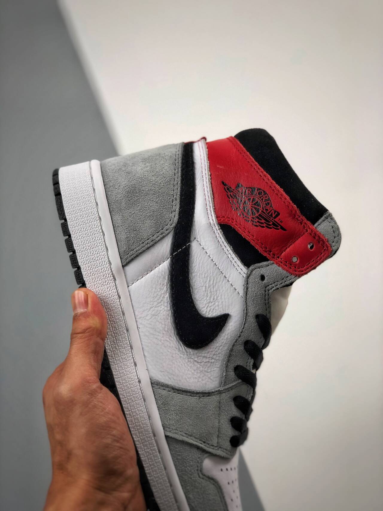 Air Jordan 1 Retro High Og ‘Light Smoke Grey’ 555088-126