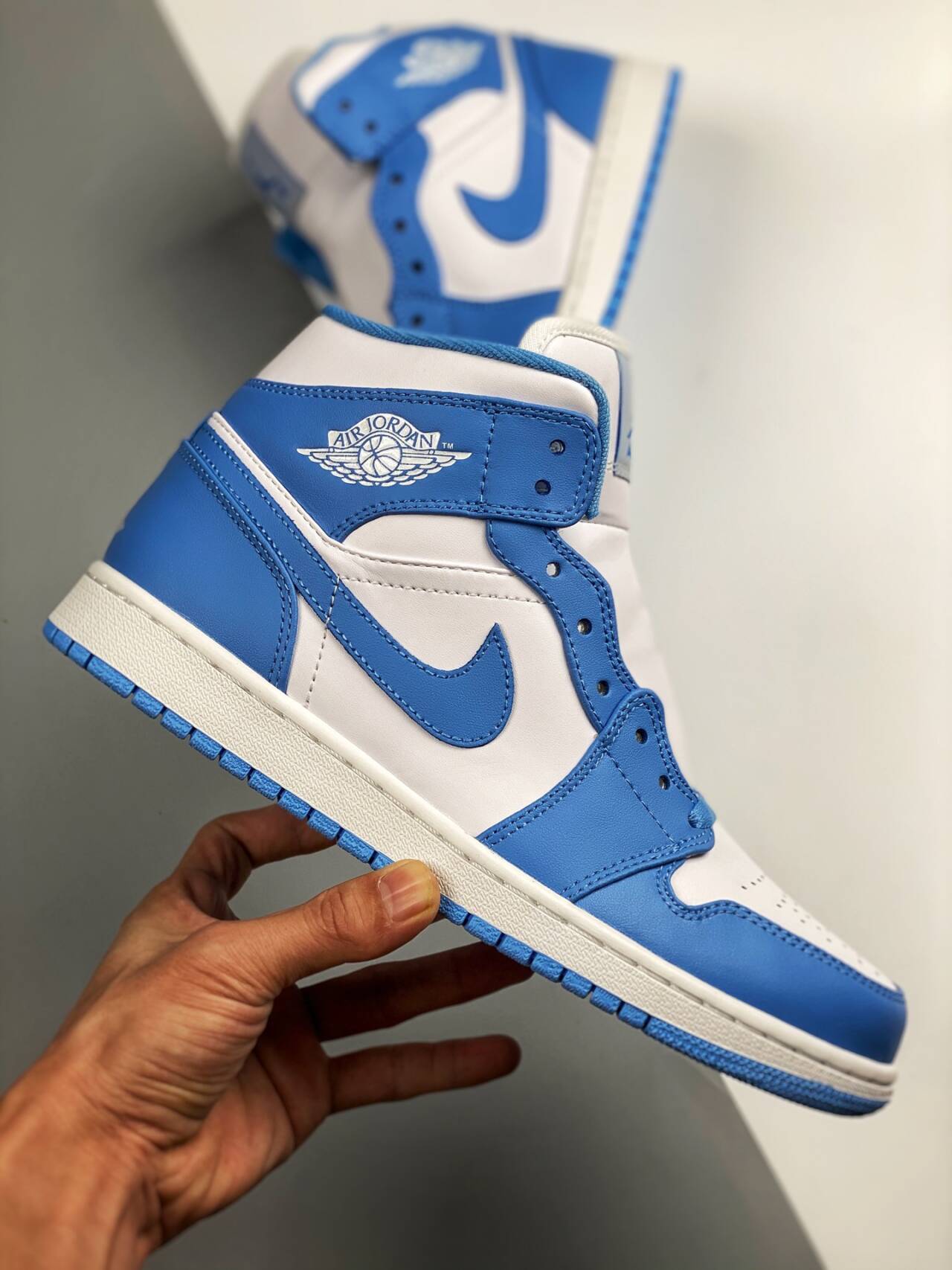 Air Jordan 1 Retro Mid UNC 554724-106