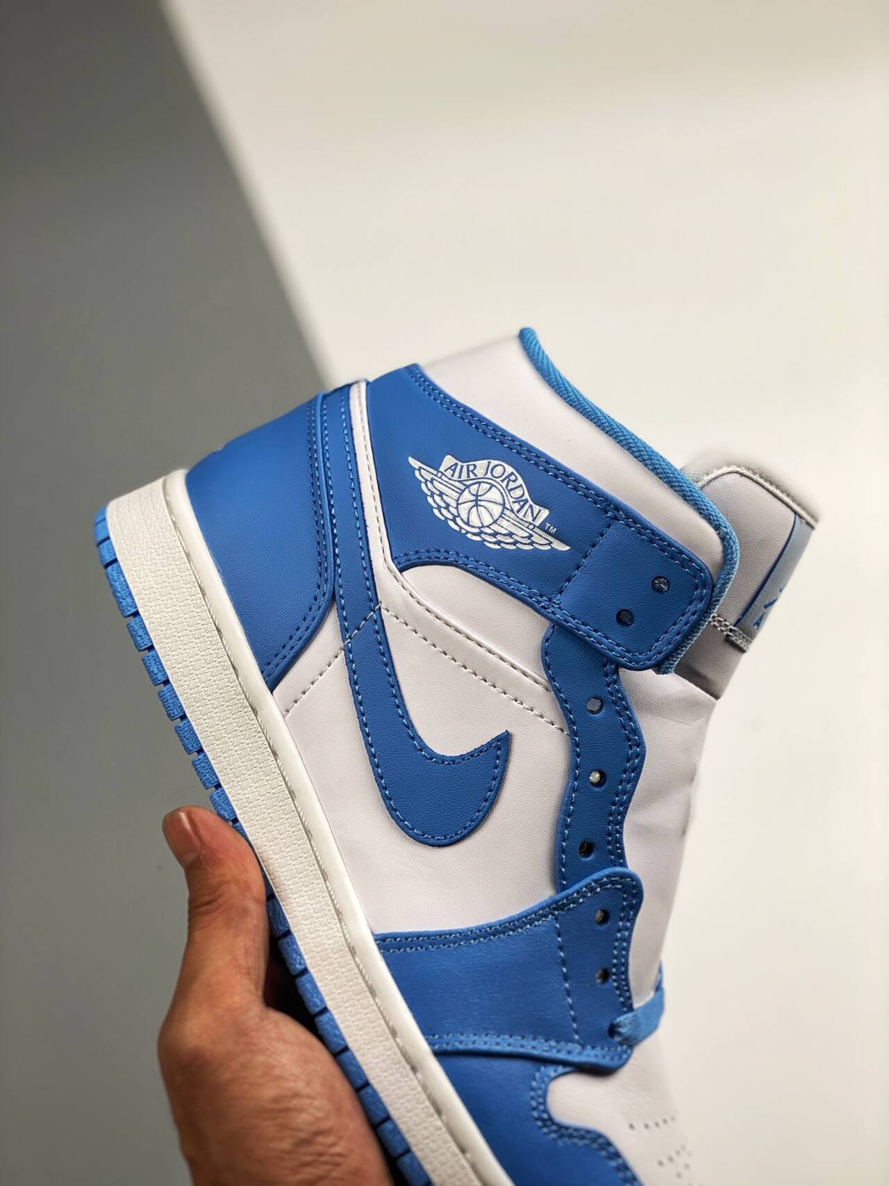 Air Jordan 1 Retro Mid UNC 554724-106