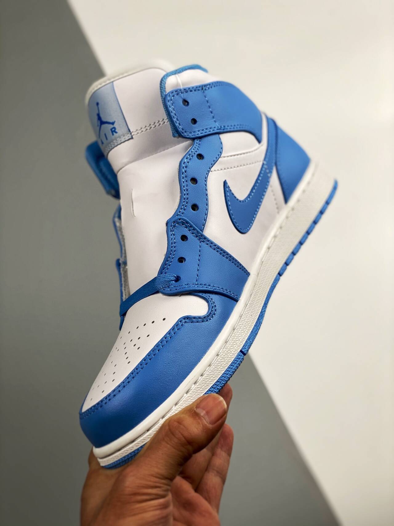 Air Jordan 1 Retro Mid UNC 554724-106