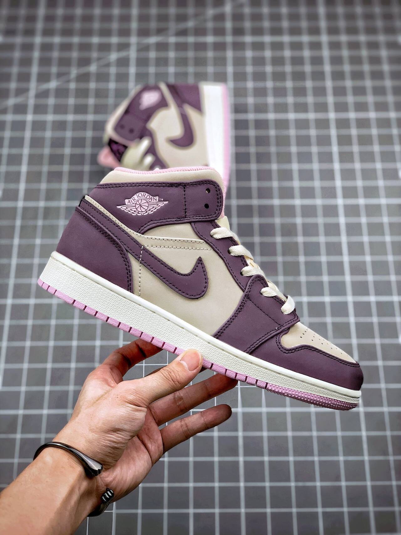 Air Jordan 1 Mid GS 555112-500