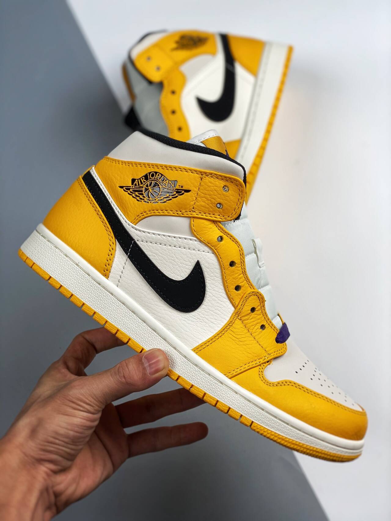 Air Jordan 1 Mid SE “Lakers” 852542-700