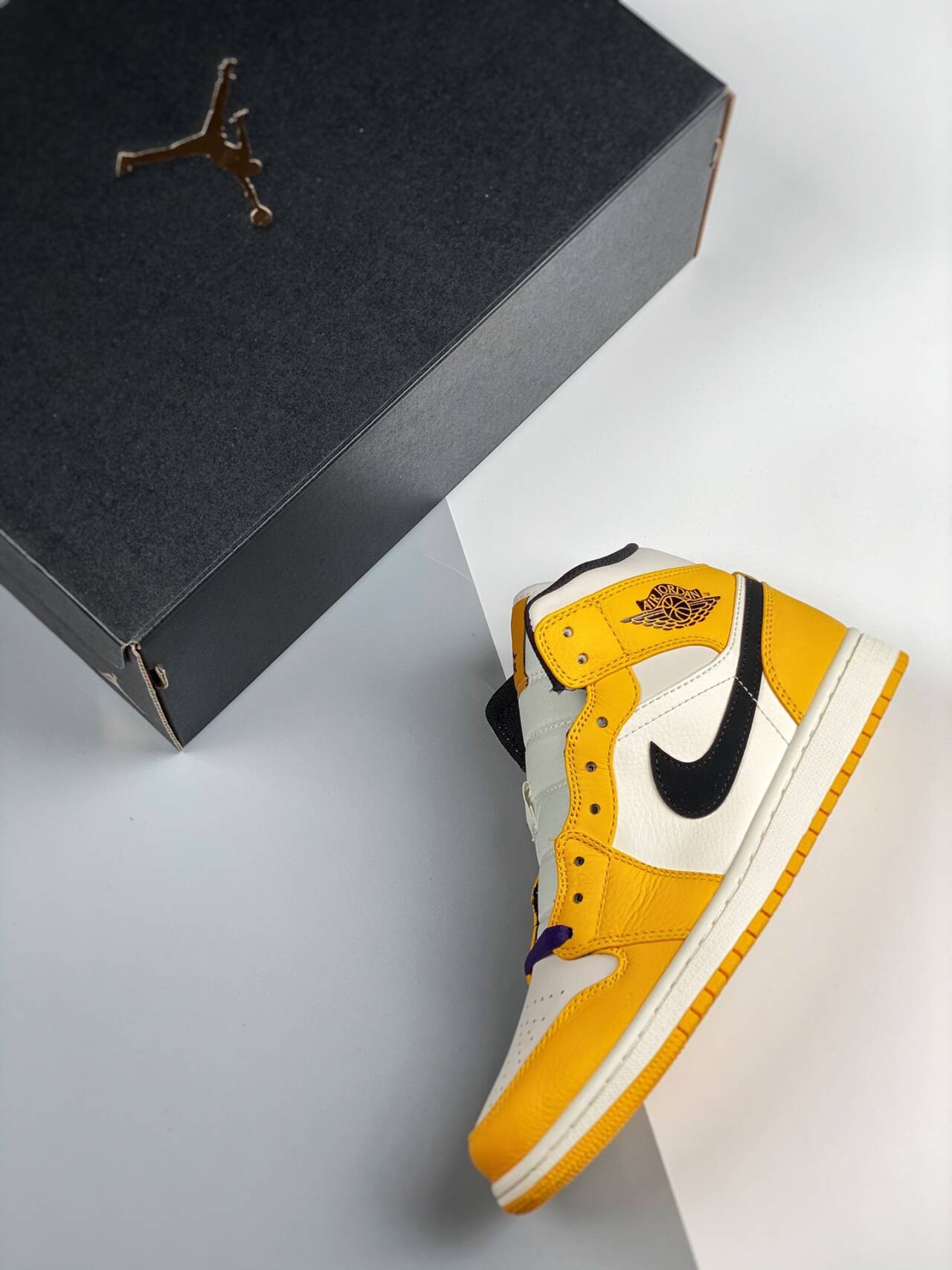 Air Jordan 1 Mid SE “Lakers” 852542-700